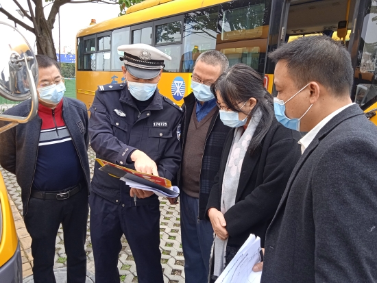 已處理32  沙坪街道中心小學(xué)聯(lián)合交警部門對校車進(jìn)行檢查.jpg