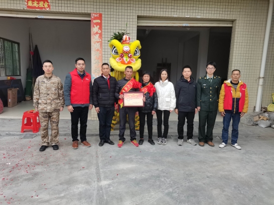 已處理1674092129216市退役軍人事務(wù)局副局長(zhǎng)溫寶謙一行到龍都村現(xiàn)役軍人王耀成家中送立功喜報(bào)，并提前向王耀成家屬送上新春祝福，鼓勵(lì)軍人努力拼搏、再立新功。.jpg