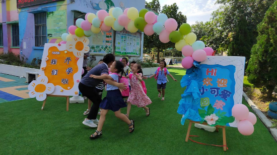 雙合幼兒園孩子回園擁抱老師.jpg