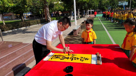 共和鎮(zhèn)中心小學陳遠森校長現場書寫送祝福.jpg