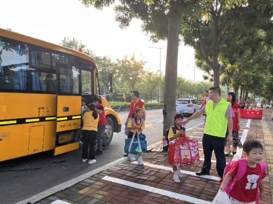 樓沖小學 教師志愿者 迎接孩子們下校車.jpg