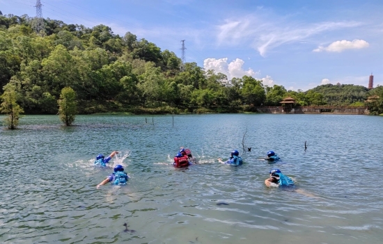 已處理1721786290782大雁山景區(qū)聯(lián)同鶴山藍(lán)天救援隊(duì)開(kāi)展水上救援培訓(xùn)2.jpg